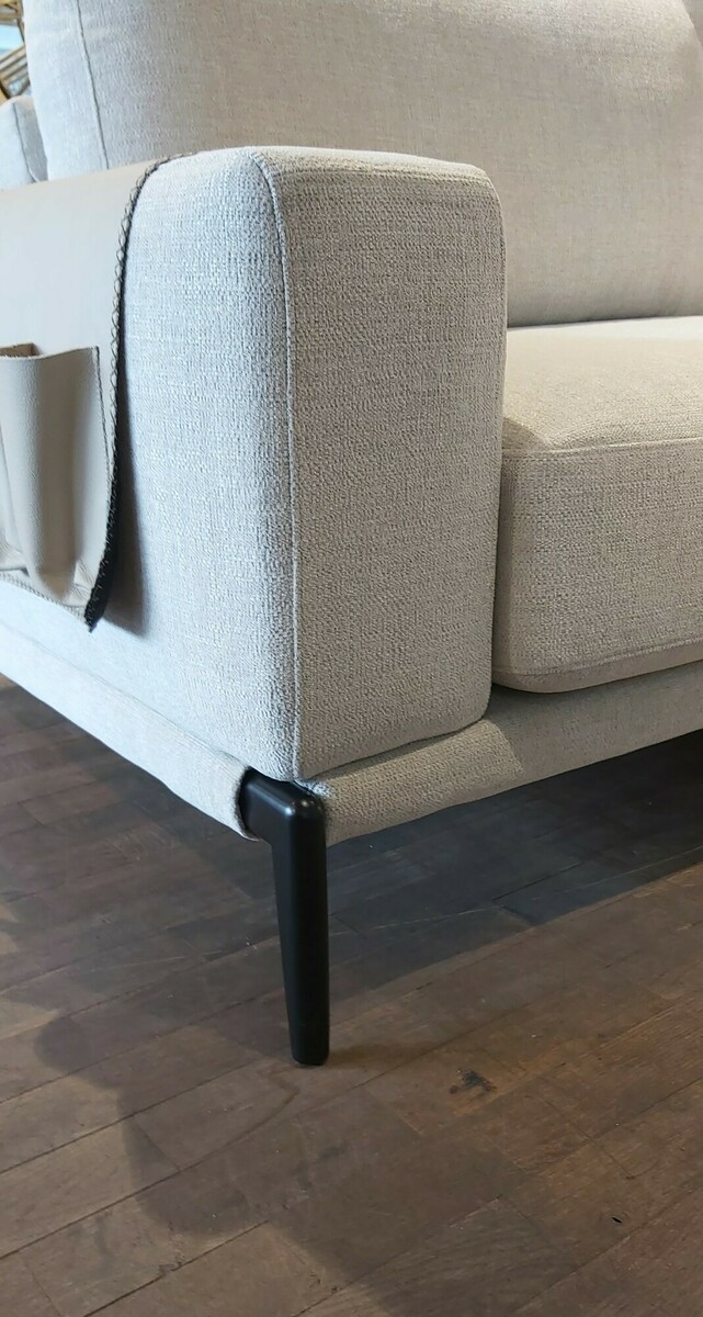 Dzięki prostym podłokietnikom sofa zyskuje nowoczesny design. Inne Meble Katowice