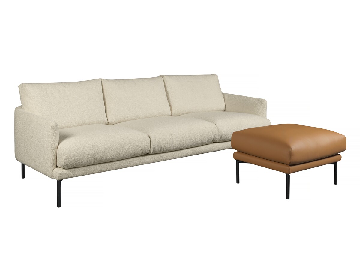 Sofa Ravel w jasno beżowej tkaninie, w zestawie puf w naturalnej brązowej skórze, smukłe metalowe nogi, nowoczesny design, oferowana w szerokiej gamie tkanin i skór 